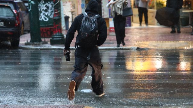 Καιρός σήμερα 25/11: Καταιγίδες διαρκείας, σε κλοιό και η Αττική – Η πρόγνωση από Καλλιάνο και Αρναούτογλου