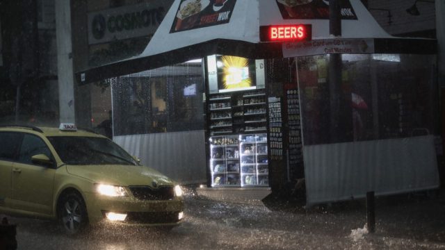 Μαύρισε ο ουρανός στην Αττική – Τρομερή κακοκαιρία, με έντονη καταιγίδα και κεραυνούς