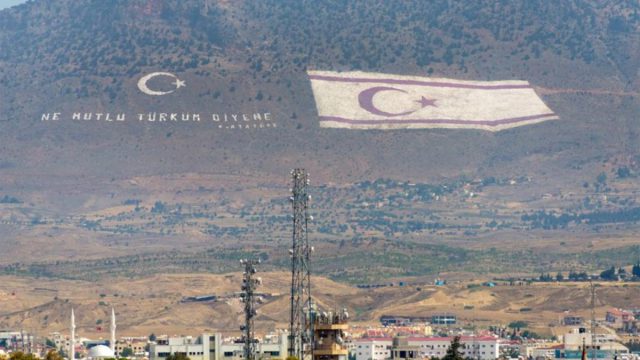Πρόκληση στην Κύπρο: Τουρκικό στρατιωτικό όχημα εισέβαλε σε χωριό στη Νεκρή Ζώνη – Παρενέβη ο ΟΗΕ
