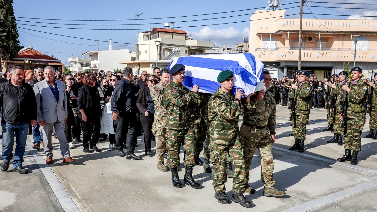 Συγκίνηση στην κηδεία του 19χρονου οπλίτη: «Αθάνατος» αντήχησε σε όλη την Κρήτη