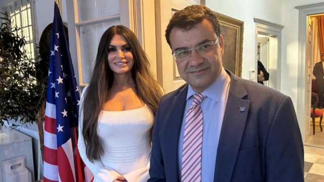 Στην Ύδρα η Κίμπερλι Γκίλφοϊλ: Δέχθηκε μετάλλιο στη μνήμη Αμερικανών Φιλελλήνων – Παρών και ο Αργυρός