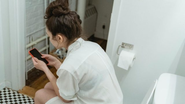 Μικρές συνήθειες, μεγάλα προβλήματα: Πώς η χρήση του smartphone αυξάνει τον κίνδυνο αιμορροΐδων