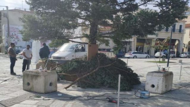 Αν είναι δυνατόν: Στην Καλαμάτα στόλισαν Χριστουγεννιάτικο δέντρο πάνω σε όδευση τυφλών!