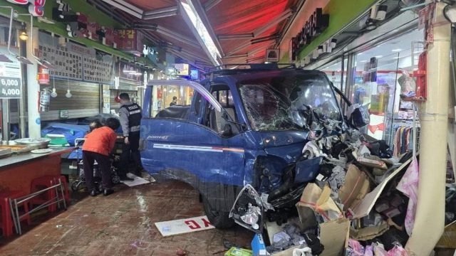 Τρόμος στη Νότια Κορέα: Φορτηγό έπεσε σε αγορά σκοτώνοντας 2 και τραυματίζοντας 18 – Ανεξέλεγκτη πορεία 150 μέτρων