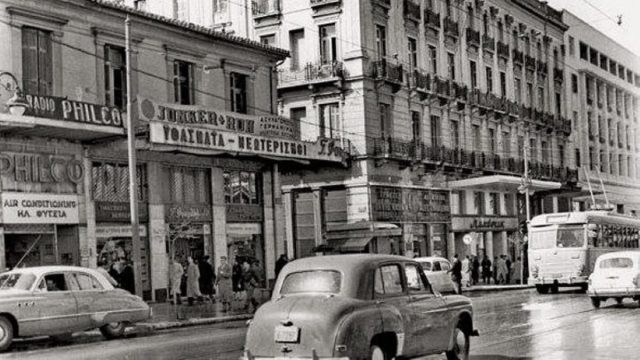 Κουίζ για την παλιά Αθήνα: Σας θυμίζει κάτι η συγκεκριμένη οδός; Είναι από τις πιο γνωστές