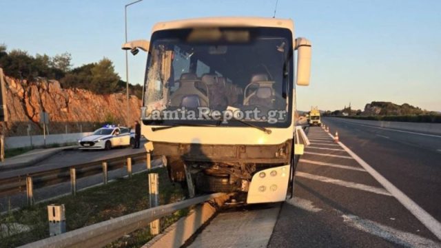 Σοβαρό τροχαίο στην Αθηνών-Λαμίας: Τουριστικό λεωφορείο χτύπησε στις μπάρες – Ο οδηγός έχασε τον έλεγχο