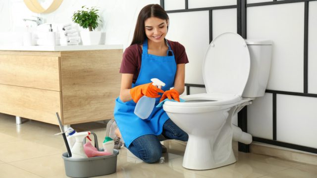 Καθαρή τουαλέτα με ένα απλό υλικό από την κουζίνα σου – Το μυστικό για μόνιμη φρεσκάδα