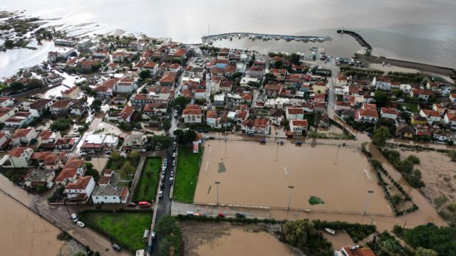 Εικόνες καταστροφής στη Λέσβο: «Βούλιαξε» η Σκάλα Καλλονής – Μεγάλες ζημιές