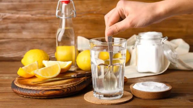 Μαγειρική σόδα με λεμόνι: 4 tips για αστραφτερό σπίτι στο πι και φι