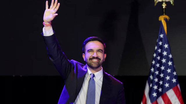 Η Νέα Υόρκη σε αχαρτογράφητα νερά: Ποιος είναι ο Ζoχράν Μαμντάνι, ο πρώτος μουσουλμάνος δήμαρχος της πόλης