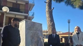 Μάνδρα, οκτώ χρόνια μετά: Συγκίνηση και μαύρα μπαλόνια στα αποκαλυπτήρια του μνημείου για τα θύματα