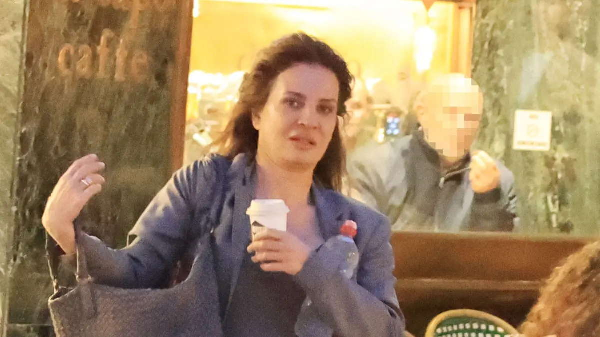 Χαλαρή στο Κολωνάκι η Δήμητρα Ματσούκα: Βόλτα και στάση στο περίπτερο