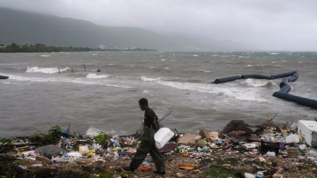 Σε 28 ανήλθαν τα θύματα στην Τζαμάικα από τον τυφώνα Μελίσσα – Βοήθεια από τις ΗΠΑ στην Κούβα
