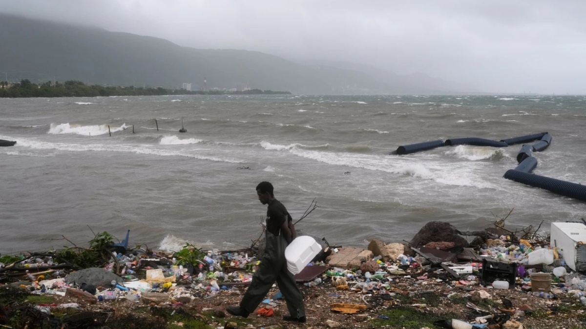 Σε 28 ανήλθαν τα θύματα στην Τζαμάικα από τον τυφώνα Μελίσσα – Βοήθεια από τις ΗΠΑ στην Κούβα