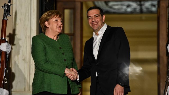 «Γεια σου, Άνγκελα, γεια σου, Φρανσουά»: Νέο απόσπασμα από το βιβλίο του Τσίπρα – Τι έγινε πριν το δημοψήφισμα