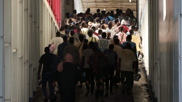 Εξέγερση σε δομή μεταναστών στις Σέρρες: Διέφυγαν κόβοντας τα συρματοπλέγματα