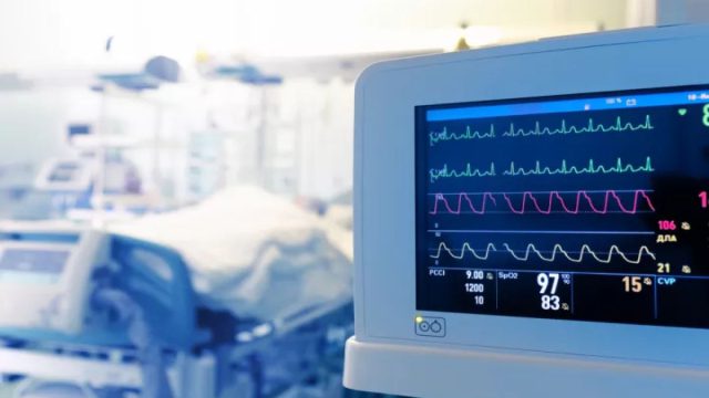Κορωπί: 22χρονος δίνει μάχη για τη ζωή του μετά από επικίνδυνο στοίχημα – Κατάπιε ολόκληρο μπέργκερ χωρίς να το μασήσει