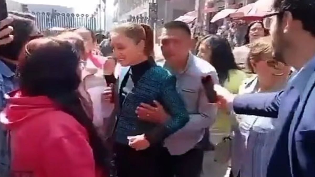 Σοκ στο Μεξικό: Η πρόεδρος δέχτηκε δημόσια σεξουαλική επίθεση από άνδρα που τη θώπευσε και προσπάθησε να την φιλήσει