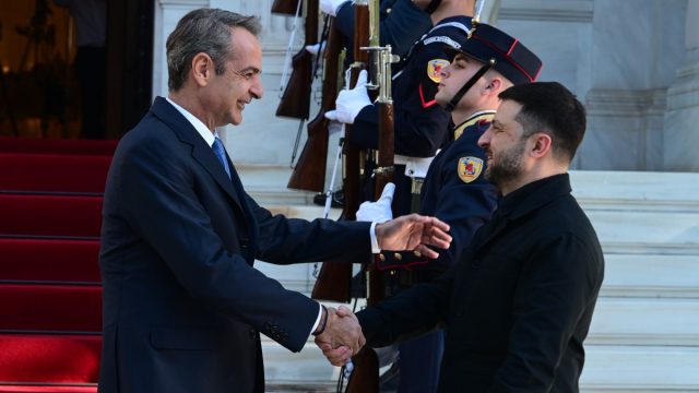 Στο Μέγαρο Μαξίμου ο Ζελένσκι, τον υποδέχθηκε ο Κυριάκος Μητσοτάκης – Αναμένεται η υπογραφή της ενεργειακής συμφωνίας