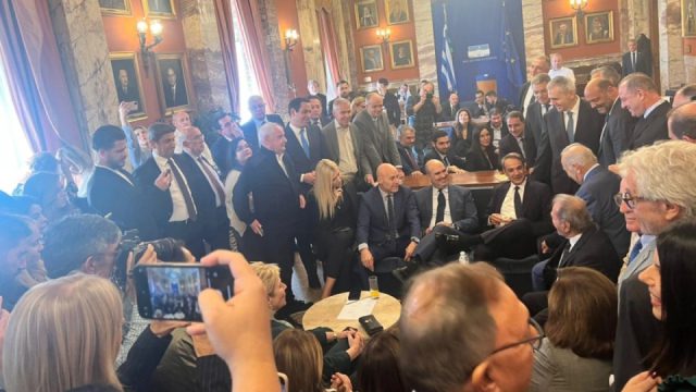 Το πηγαδάκι Μητσοτάκη με βουλευτές στο καφενείο της Βουλής – «Το θέμα είναι ποιος θα σουβλιστεί το Πάσχα του ’27»