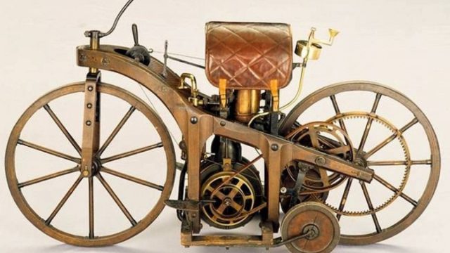 Σαν σήμερα, 10 Νοεμβρίου 1885: Ο Γκότλιμπ Ντάιμλερ, ιδρυτής αργότερα της Mercedes, κατασκευάζει την πρώτη μοτοσικλέτα