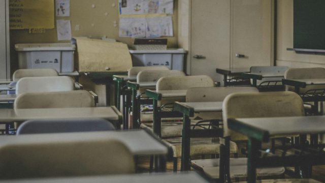 Αχαΐα: Δύο 15χρονοι πούλησαν ναρκωτικά στον 13χρονο που λιποθύμησε μέσα στην τάξη – Συνελήφθησαν και οι γονείς
