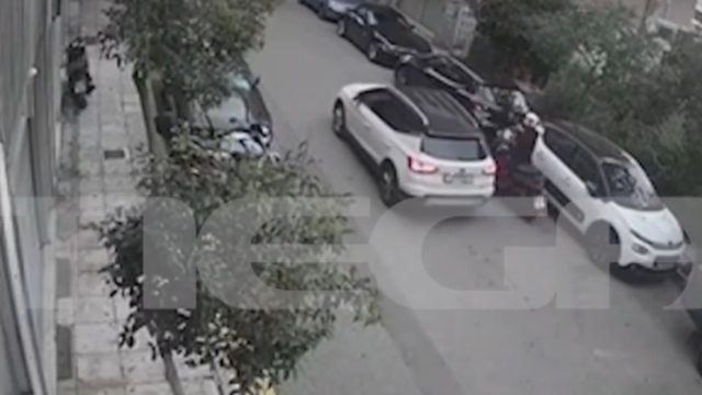 Νέος Κόσμος: Η στιγμή που ο 58χρονος ψεκάζει με σπρέι πιπεριού τον 29χρονο