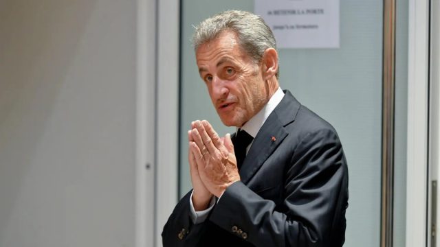 Γαλλία: Βγαίνει από την φυλακή ο Σαρκοζί – Παραμένει υπό παρακολούθηση