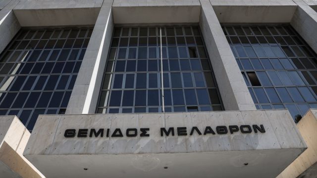 Ραγδαίες εξελίξεις στην υπόθεση Novartis: Δεσμεύονται τα περιουσιακά στοιχεία τoυ «Μάξιμου Σαράφη» και της «Αικατερίνης Κελέση»
