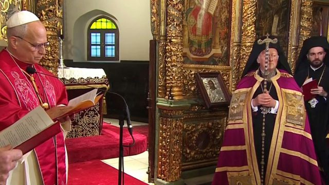 Ο Πάπας Λέων στο Φανάρι: Δοξολογία στον Άγιο Γεώργιο και κοινή δήλωση με τον Πατριάρχη Βαρθολομαίο – Δείτε Live