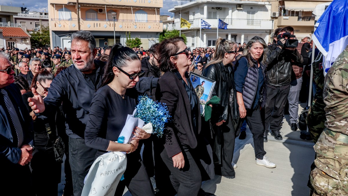 Τραγικές φιγούρες οι γονείς του 19χρονου Ραφαήλ στην κηδεία του – Πλήθος κόσμου με λευκά τριαντάφυλλα