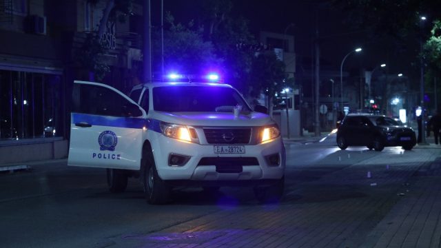 Θρίλερ στη Βοιωτία: Άνδρας βρέθηκε απανθρακωμένος και δεμένος με χειροπέδες σε κλεμμένο ΙΧ