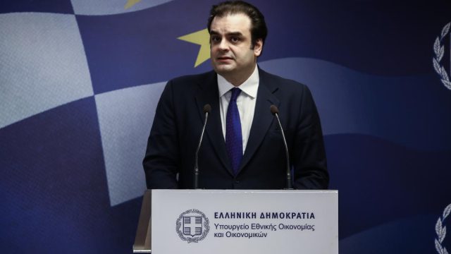 Πιερρακάκης στο Bloomberg: Στόχος το χρέος να υποχωρήσει κάτω από το 120% έως το 2030 – 10 χρόνια πριν το χρονοδιάγραμμα