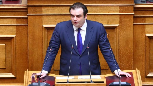 Στη Βουλή ο προϋπολογισμός του 2026: Με όραμα ανάπτυξης 2,4% και «βροχή» φοροελαφρύνσεων