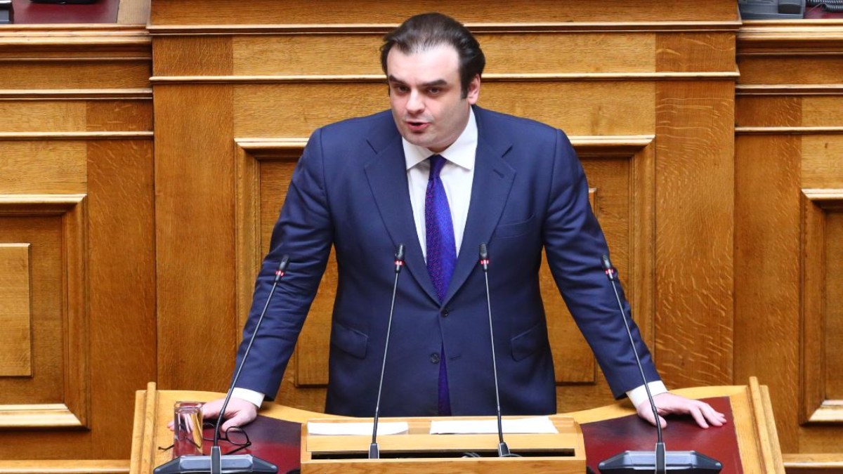 Στη Βουλή ο προϋπολογισμός του 2026: Με όραμα ανάπτυξης 2,4% και «βροχή» φοροελαφρύνσεων