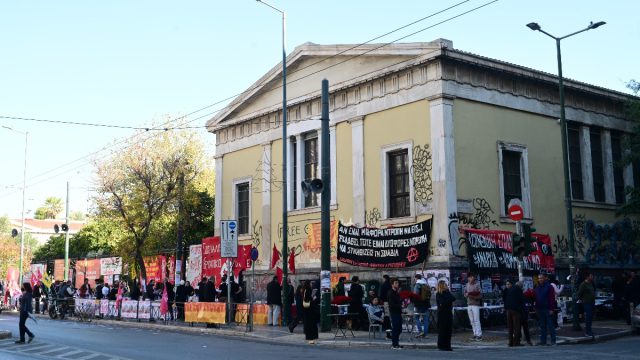 Ταραχές στο Πολυτεχνείο με ξύλο και ζημιές – Στο νοσοκομείο τραυματίες