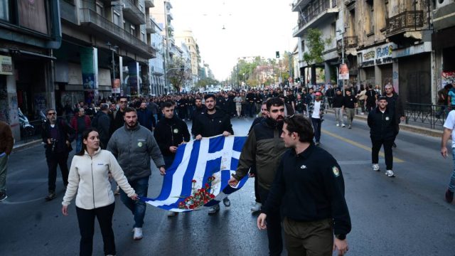 Σε εξέλιξη η πορεία του Πολυτεχνείου: Οι διαδηλωτές κατευθύνονται προς την αμερικανική πρεσβεία – 31 προσαγωγές και 4 συλλήψεις