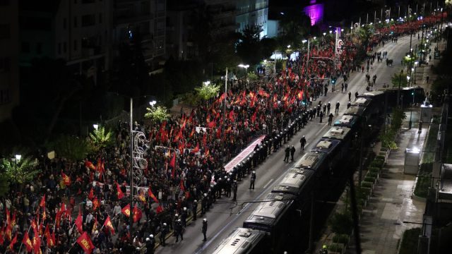 Μεγαλειώδης πορεία για το Πολυτεχνείο: Ανθρώπινο ποτάμι μέχρι την πρεσβεία των ΗΠΑ