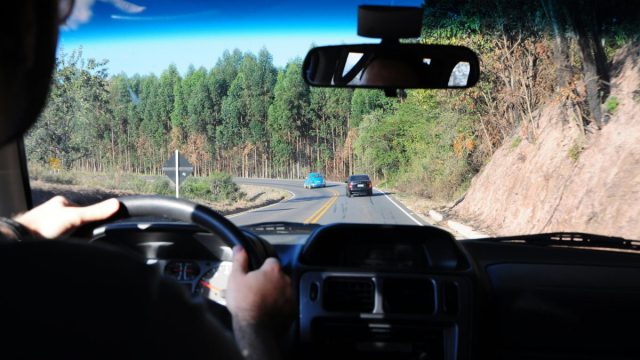 Οδική ασφάλεια σε κίνδυνο: Πρόστιμο 350 ευρώ στους οδηγούς που δεν έχουν αυτό το χαρτί στο αυτοκίνητό τους