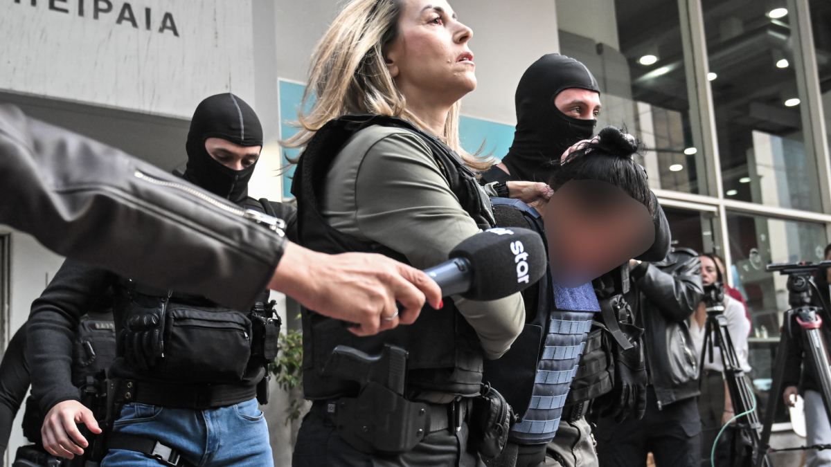 Έγκλημα στη Σαλαμίνα: Στα δικαστήρια Πειραιά η 46χρονη που σκότωσε την πεθερά της – Αποδοκιμασίες από κόσμο που την περίμενε