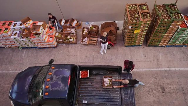 ΗΠΑ: Ουρές απελπισίας για δωρεάν τρόφιμα στην Καλιφόρνια – Το shutdown «γονατίζει» τη χώρα