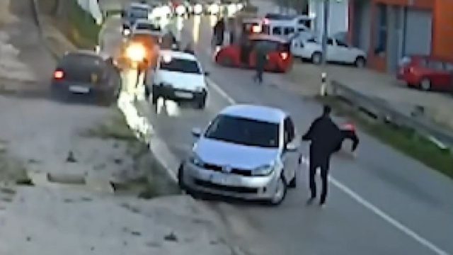 Φρίκη: Τράκαραν, τσακώθηκαν και κυνηγούσε να τους πατήσει με το αμάξι (ΒΙΝΤΕΟ)