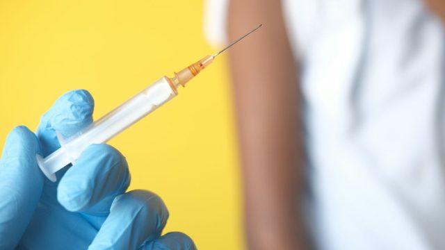 Σε απόγνωση οι φαρμακοποιοί – Τι συμβαίνει με το 4πλό εμβόλιο της γρίπης και ο λόγος που δεν αποζημιώνεται από τον ΕΟΠΥΥ