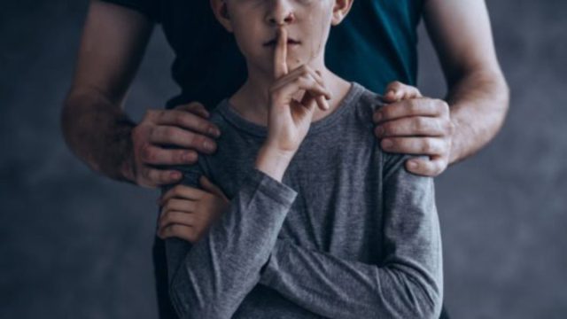 «Να ξαναπάρεις τα παιδιά στο σπίτι, ήταν ωραία»: Οργή για τον 20χρονο θείο που ασελγούσε μαζί με τον σύντροφό του στα ανήλικα ανίψια του