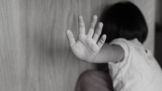 Αποτροπιασμός στην Αθήνα: 20χρονος με τον 40χρονο σύντροφό του ασελγούσε στα ανίψια του 2 και 4 ετών
