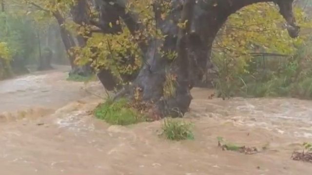 «Βούλιαξε» η Σκιάθος: Ποτάμια έγιναν οι δρόμοι από τις έντονες βροχοπτώσεις