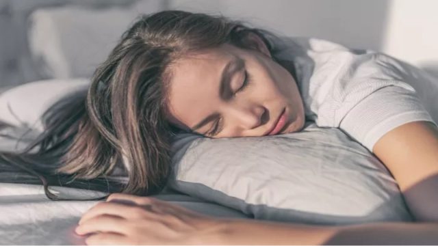 Γιατί ξυπνάς λίγο πριν χτυπήσει το ξυπνητήρι – Οι 3 λόγοι και τι αποκαλύπτουν για την υγεία σου