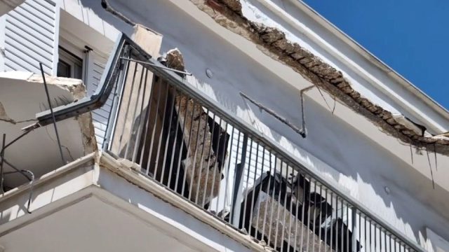 Σοκ στο Άργος: Κατέρρευσε τμήμα μπαλκονιού και καταπλάκωσε μία 50χρονη μητέρα