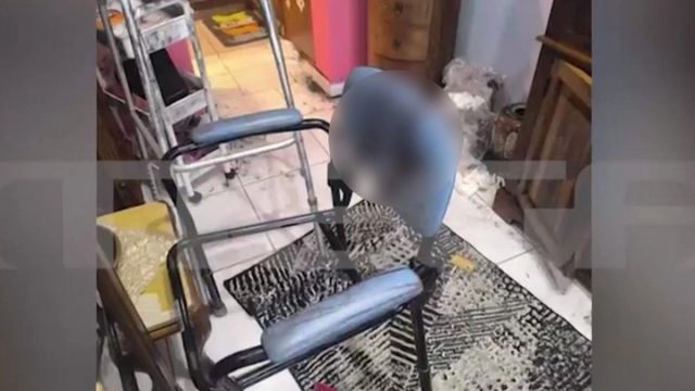 Σαλαμίνα: Η ματωμένη καρέκλα και το έπιπλο με τα κρυμμένα χρήματα – Φωτογραφίες από το σπίτι της φρίκης