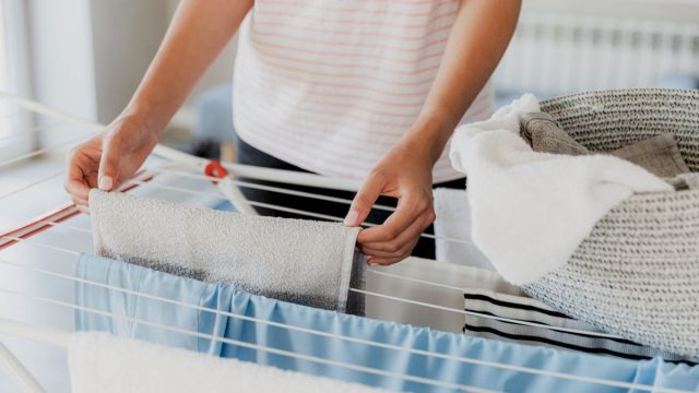 Στέγνωμα ρούχων το φθινόπωρο: Το έξυπνο κόλπο με μια πετσέτα που μειώνει στο μισό τον χρόνο αναμονής